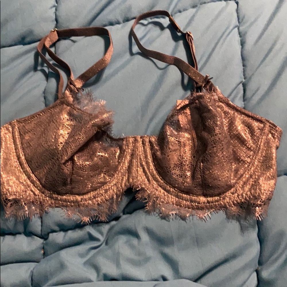 Demi bra